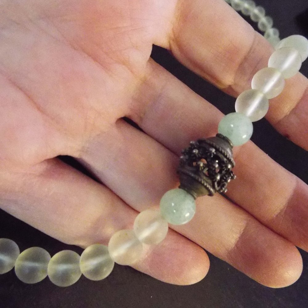 ETRUSCAN FROSTED CAMPHOR GLASS, JADE BEADS SILVERY GRADUATED BEAD NECKLACE 73